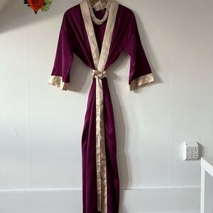 EUC VTG 90s Liz Claiborne purple robe with ivory belt Small pockets belt silky